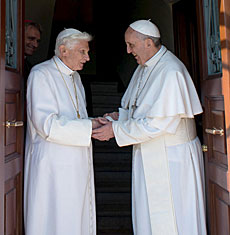 Benedicto XVI y Francisco en mayo. | Reuters