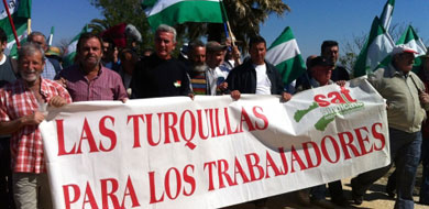 Snchez Gordillo y Caamero, con la pancarta en Las Turquillas. | J. Morn