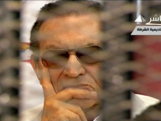 El ex presidente egipcio, Hosni Mubarak, escucha la decisin del tribunal en El Cairo. | Afp