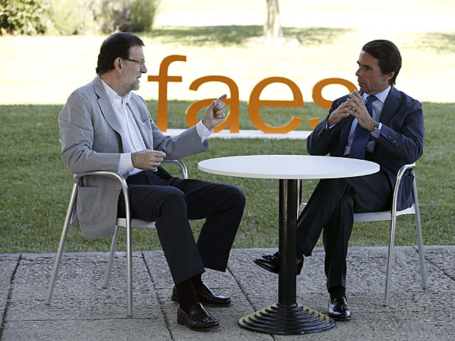 Rajoy y Aznar conversan antes de su intervencin en el campus Faes. | Juan Carlos Hidalgo / Efe