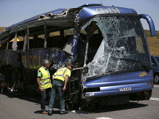 El autobs accidentado, con el lado derecho totalmente destrozado. | Javier Barbancho