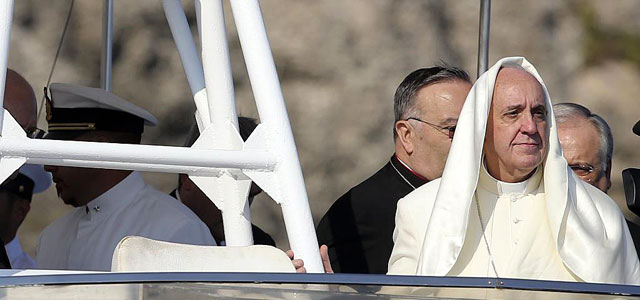 El Papa Francisco se dirige a depositar una corona de flores en Lampedusa | Efe