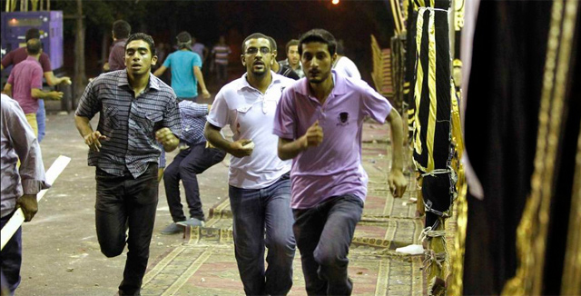 Miembros de los Hermanos Musulmanes corren durante una carga policial. | Reuters