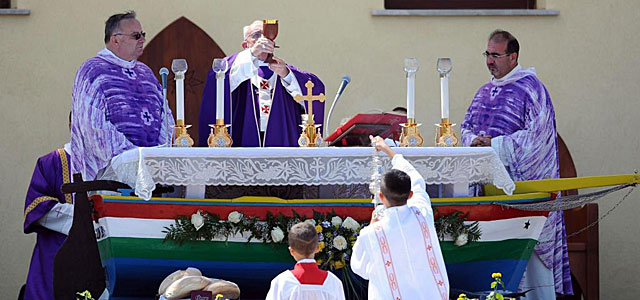 Momento de la misa celebrada por el Papa en Lampedusa. | Efe