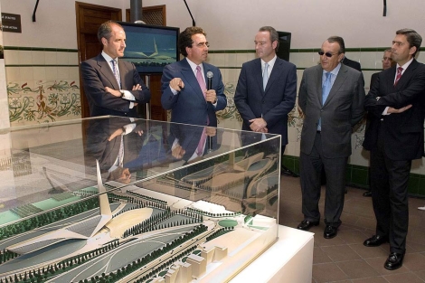 Santiago Calatrava, junto a las autoridades, en la presentacin de la maqueta. | E. T.