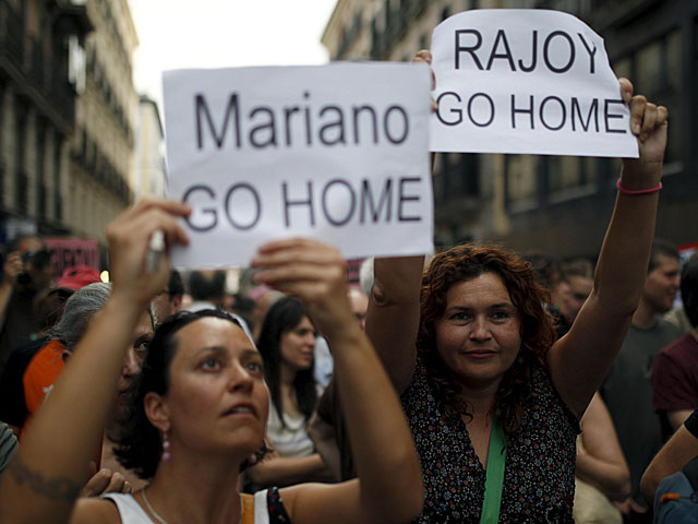 Pancartas exigiendo la dimisión de Rajoy frente a la sede nacional del PP. | Javier Barbancho