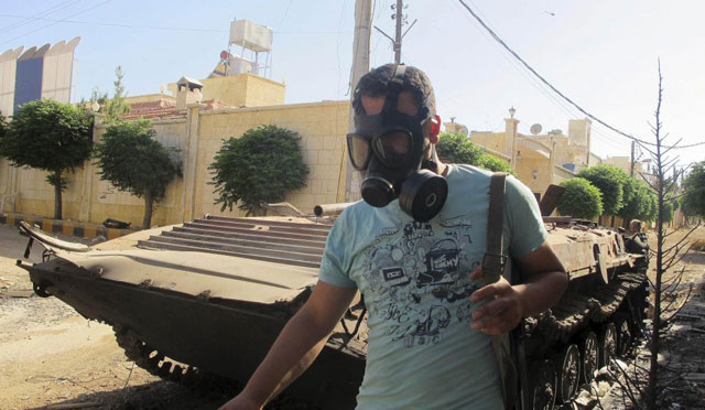 Un soldado del Ejército Libre de Siria con una máscara que le protege del gas.| Efe