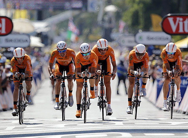 Corredores del equipo Euskaltel en una carrera. |E.M