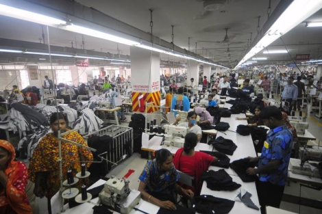 Trabajadores de una fbrica textil de Bangladesh. | Afp