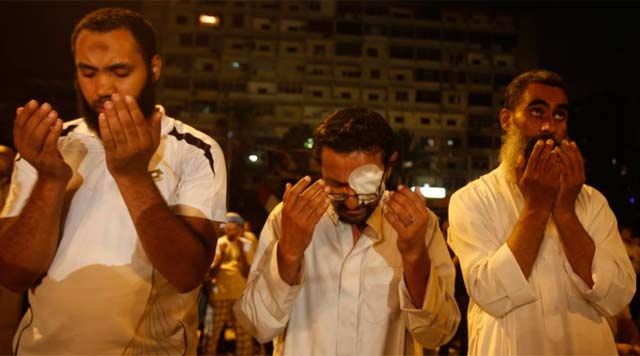 Seguidores de Mursi rezan en la acampada que mantienen en El Cairo. | Reuters
