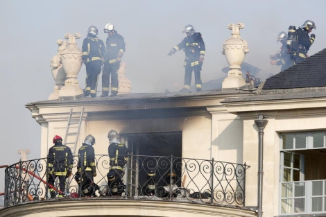Los bomberos inspeccionan esta maana los daos ocasionados por el fuego. | Reuters