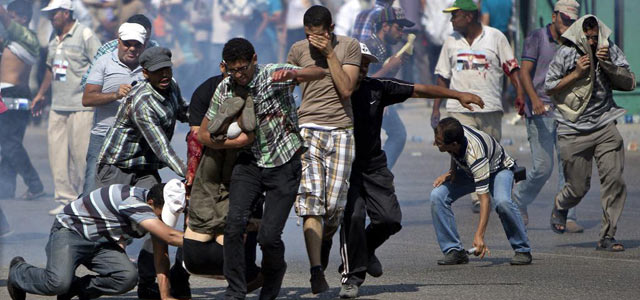 Seguidores de Mursi socorren a uno de los heridos el pasado lunes. | Efe