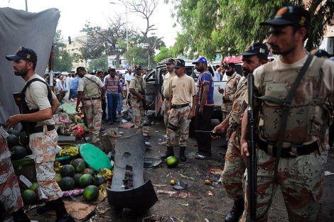 Militares paquistaníes inspeccionan el lugar de la explosión en Karachi. | Afp