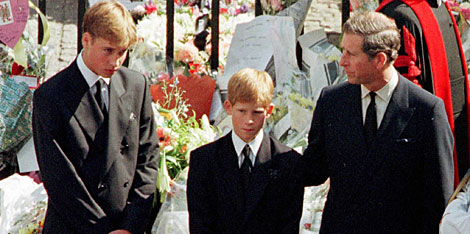 Con su padre y con su hermano en el funeral de Lady Di. | Reuters