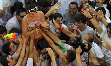 Una chica, 'sobada' durante el chupinazo. | Foto: Reuters