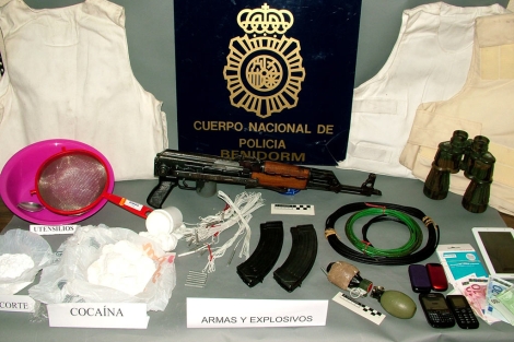 Armas y droga intervenidas durante el registro domiciliario. | E.M.