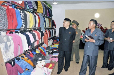 Kim Jong-Un visita un centro textil de Corea del Norte. | Afp