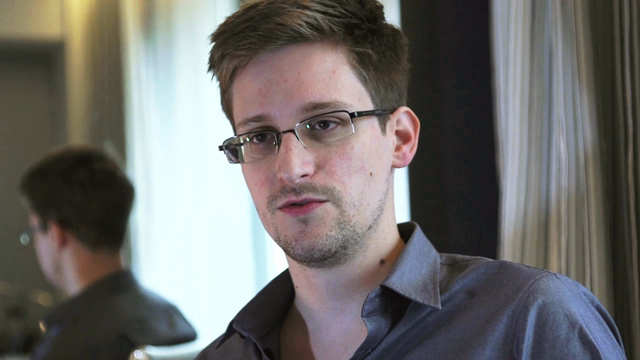 Edward Snowden en una entrevista con The Guardian en un hotel de Hong Kong | The Guardian/Reuters