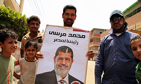 Vecinos de Mursi, con un cartel del ex presidente.| F.C.