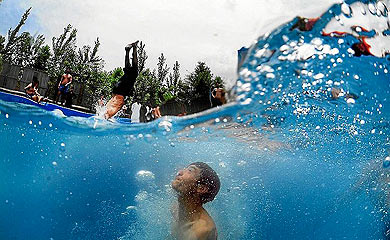 Un adolescente se baa en una piscina.| Guillermo Cervera