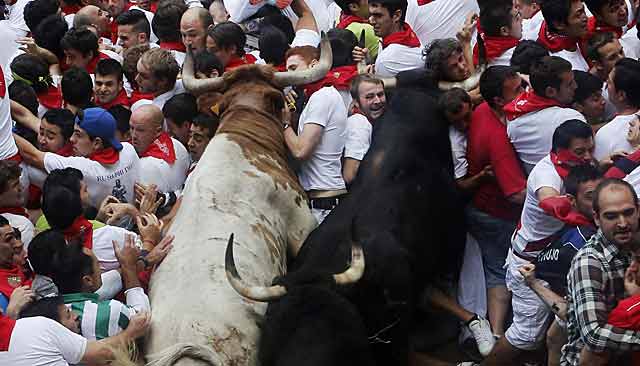 Espectaculares imgenes del tapn que se ha formado a la entrada de la plaza de toros de Pamplona. | Reuters