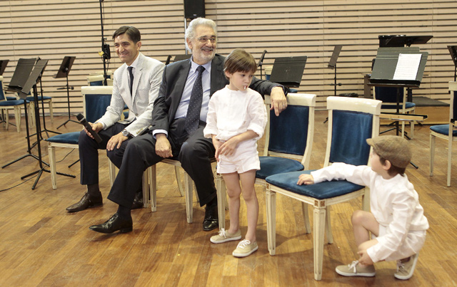 Plácido Domingo junto a sus nietos y el doctor que le ha tratado. | Foto: Antonio Heredia