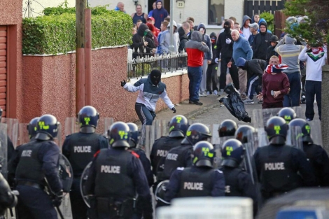 Varios jvenes lanzan pedradas a los policas en Belfast, este sbado. | Reuters