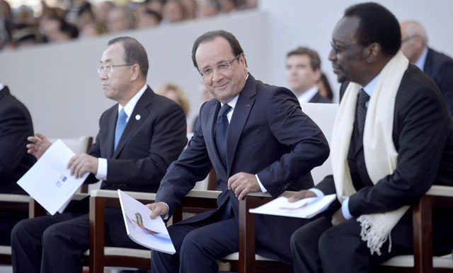 Franois Hollande, sentado entre Ban ki-moon y el presidente de Mali, Dioncounda Traore. | Efe
