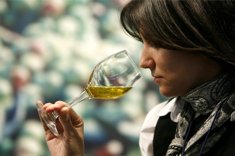 Una joven realiza una cata de aceite de oliva virgen. | A. Di Lolli