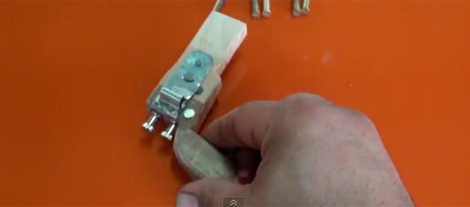 Fotograma del tutorial que explica cómo fabricar una pequeña pistola de imitación.