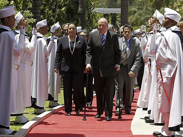 El Rey Juan Carlos a su llegada al foro empresarial hispano-marroquí . | J.J. Guillén / Efe