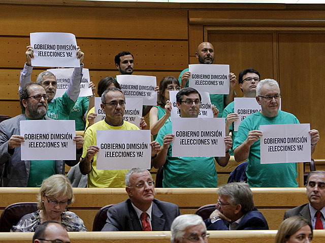 Protesta de los diputados de Izquierda Plural, con carteles pidiendo la dimisin. | Carlos Barajas