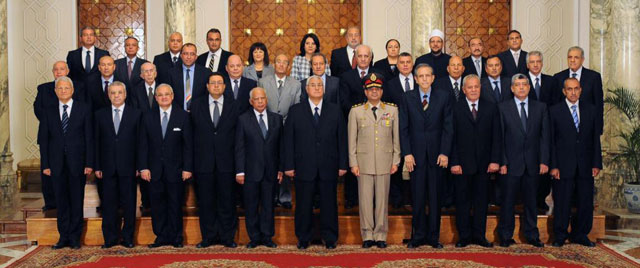 El nuevo gobierno de Egipto posa tras jurar sus cargos| Afp