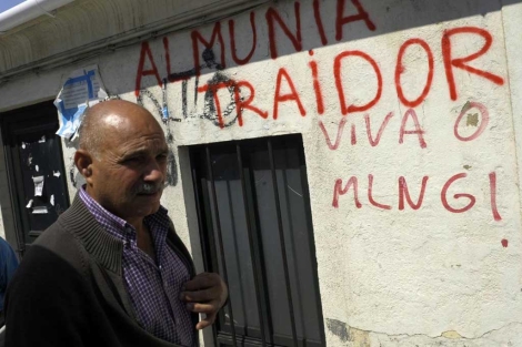 Una pintada en Vigo en contra de Almunia.| Afp