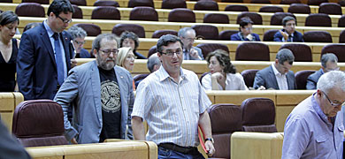 Los diputados de la Izquierda Plural abandonando el Pleno. | Carlos Barajas