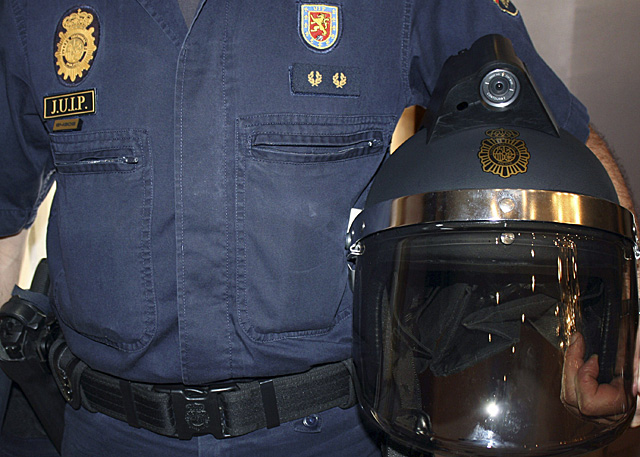 Un Polica Nacional porta uno de los nuevos cascos para la mejora de la seguridad. | Efe
