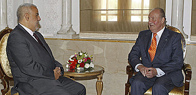 El Rey junto al jefe del Gobierno marroqu, Abdelilah Benkirn. | J.J. Guilln / Efe