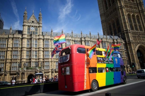 Un autobús con la bandera gay frente al Parlamento británico. | Afp