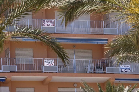 Varios carteles de 'Se alquila' en un bloque de apartamentos en Cullera, Valencia. | EM