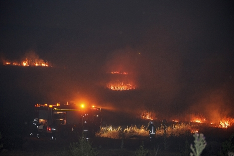 Los bomberos extinguen las llamas en Arroyo de la Encomienda. | Photogenic