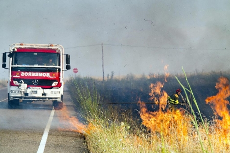 Los bomberos apagando el fuego cercano al hospital de Los Montalvos. | Ical