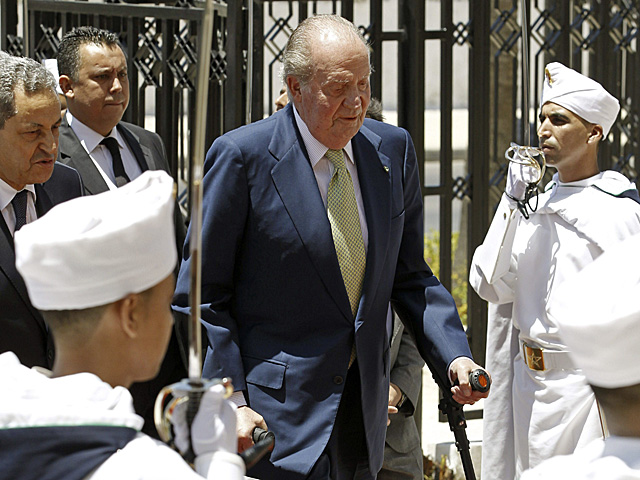 El Rey a su llegada al Ayuntamiento de Rabat, donde ha recibido la llave de oro de la ciudad. | J.J. Guillén / Efe