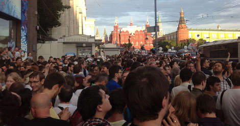 Cientos de rusos se manifiestan en las inmediaciones del Kremlin en señal de protesta.| X.C.