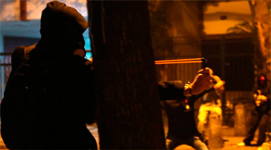 Manifestantes se enfrentan a la polica en Ro. | Efe VEA MS IMGENES