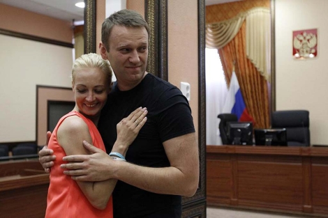 Alexei Navalni abraza a su mujer tras conocer su puesta en libertad. | Reuters