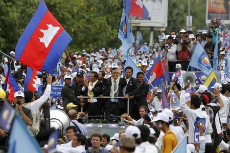 Sam Rainsy, recibido por sus simpatizantes en Camboya. | Reuters