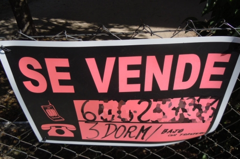 Imagen de archivo de un cartel de 'Se vende' colgado en una valla. | ELMUNDO.es