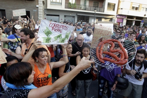 Protesta ante la sede del PP en Valencia. | Reuters