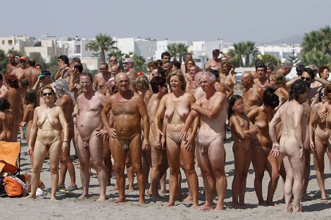 Un grupo de nudistas en Vera tratando de batir el rcord Guinness. | Efe