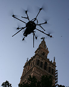 El 'drone' sobrevolando la Catedral. | J. S: (TAJ)